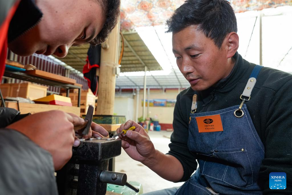 Tibetan craftsmen on western Sichuan plateau