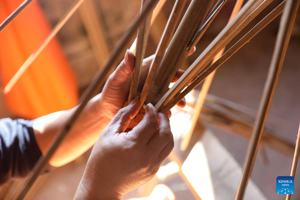 Traditional oilcloth umbrella-making craftsmanship inherited in E China's Anhui