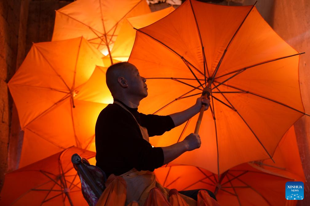 Traditional oilcloth umbrella-making craftsmanship inherited in E China's Anhui