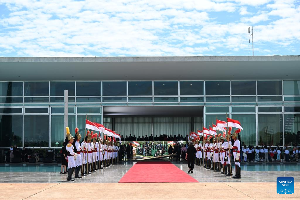 Xi attends welcome ceremony held by Brazilian president