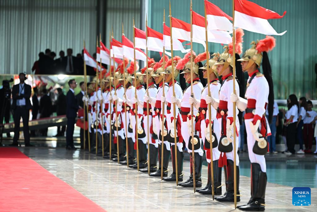 Xi attends welcome ceremony held by Brazilian president