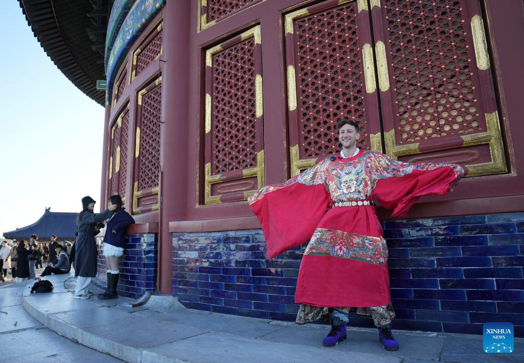 Across China: American donor of Japanese war crime photo album embraces China trip