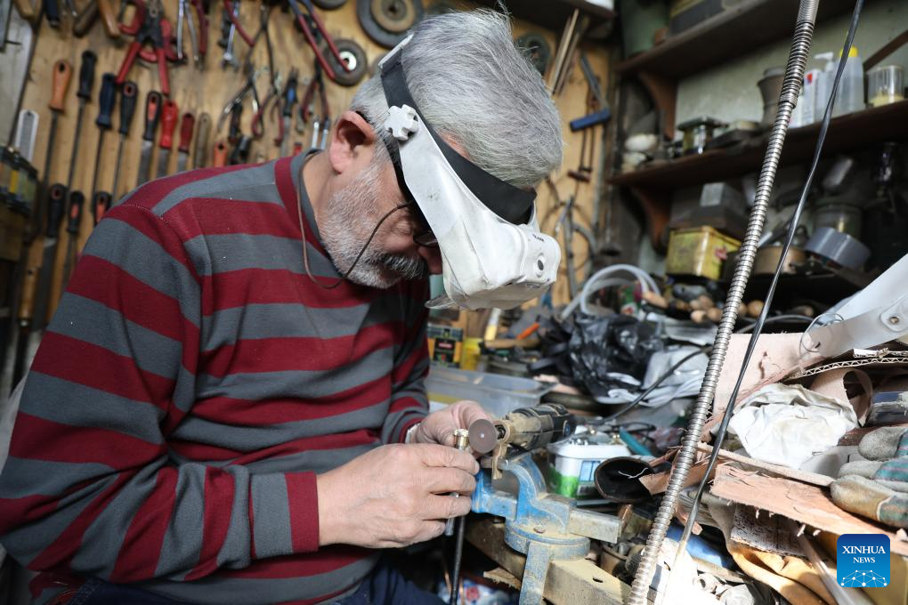 In Türkiye, high living costs push seniors back to work