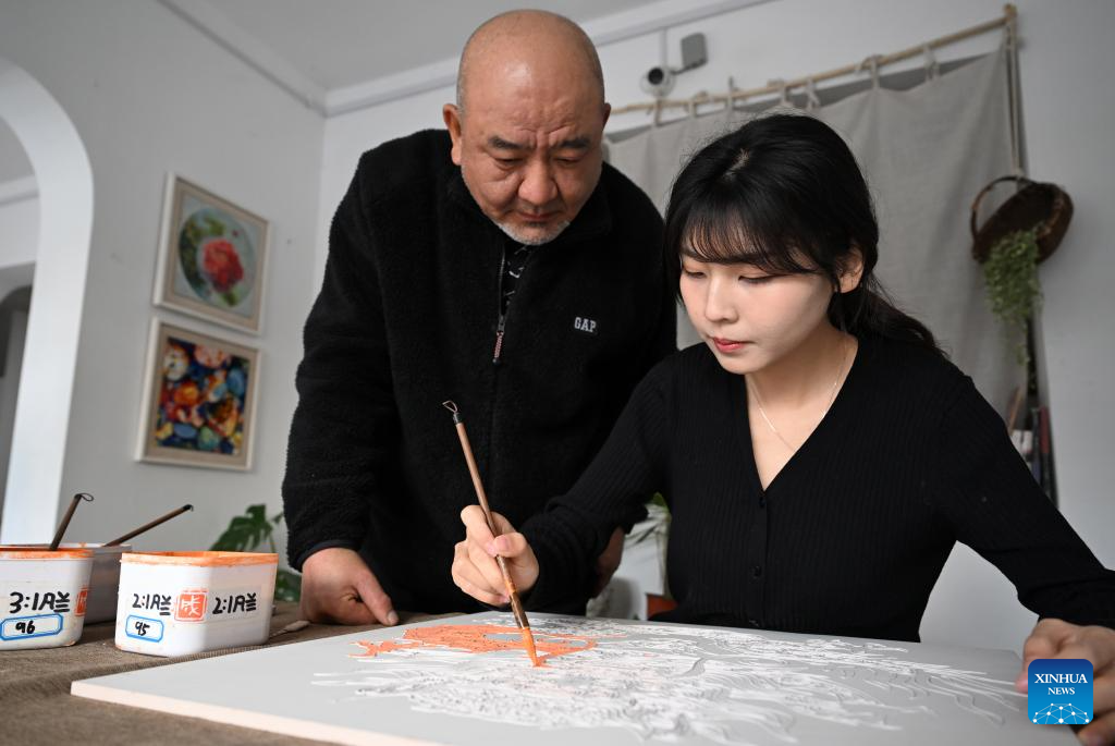 In pics: Inheritor of tri-colored glazed pottery printmaking infuses creation into tradition