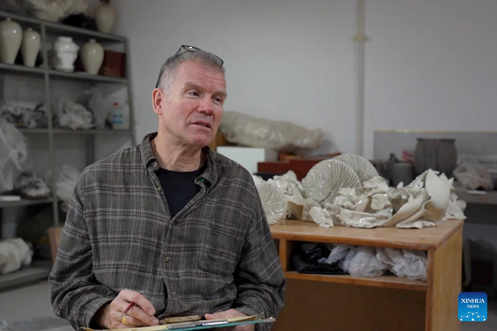 Feature: American ceramist brings new vitality to ancient Chinese kiln