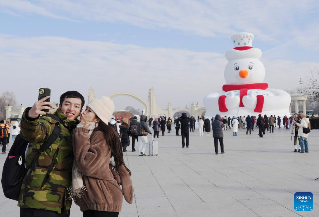 In pics: giant snowman at Sun Island scenic spot in Harbin