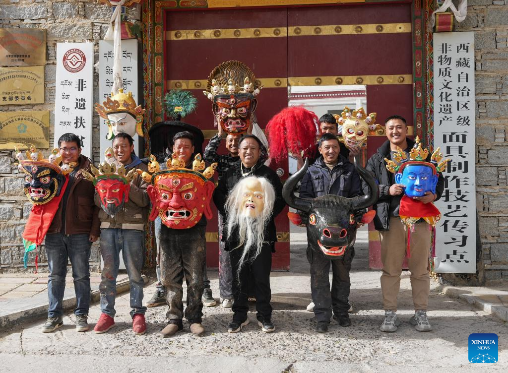 Pic story: inheritor of traditional Tibetan mask making technique in Xizang