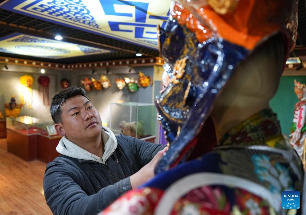 Pic story: inheritor of traditional Tibetan mask making technique in Xizang