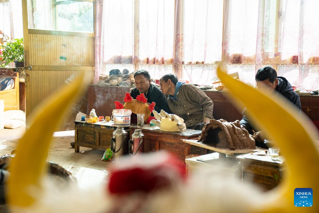 Pic story: inheritor of traditional Tibetan mask making technique in Xizang