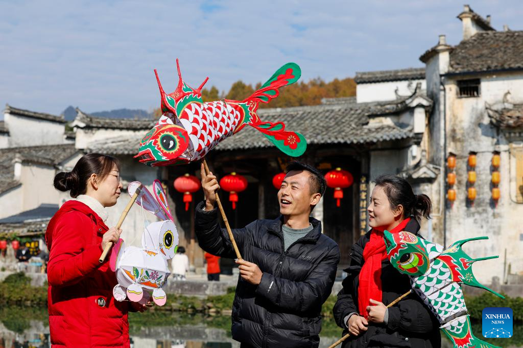 Pic story: inheritor of festive lantern making skills