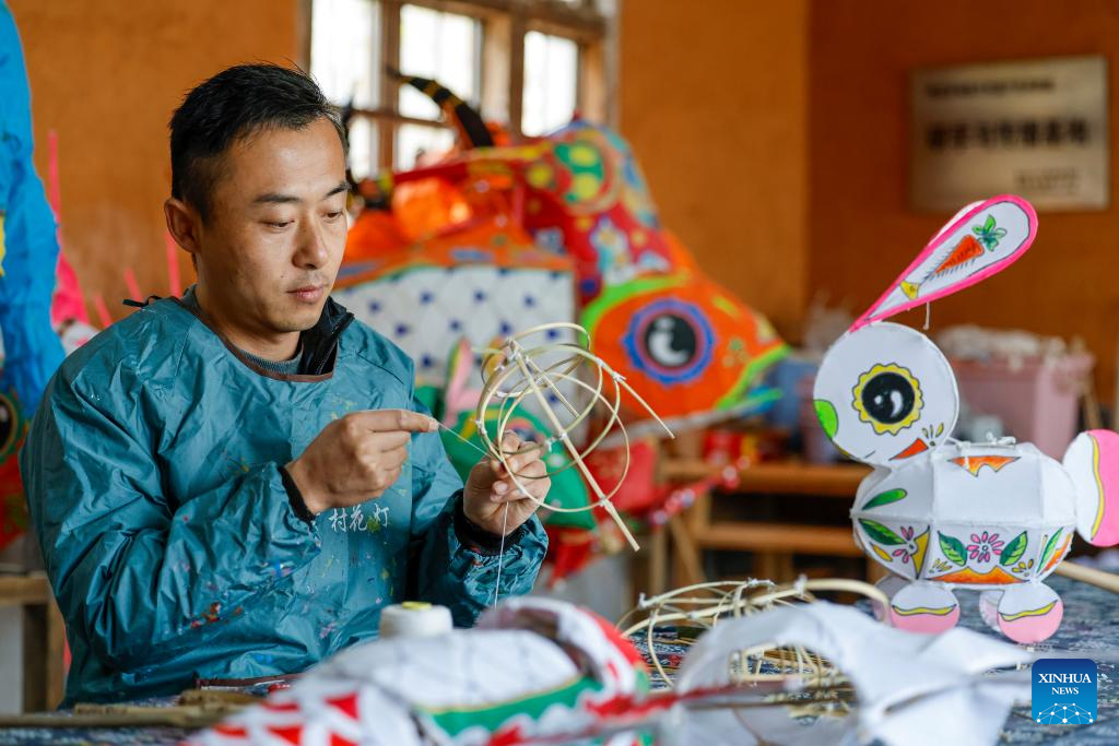 Pic story: inheritor of festive lantern making skills