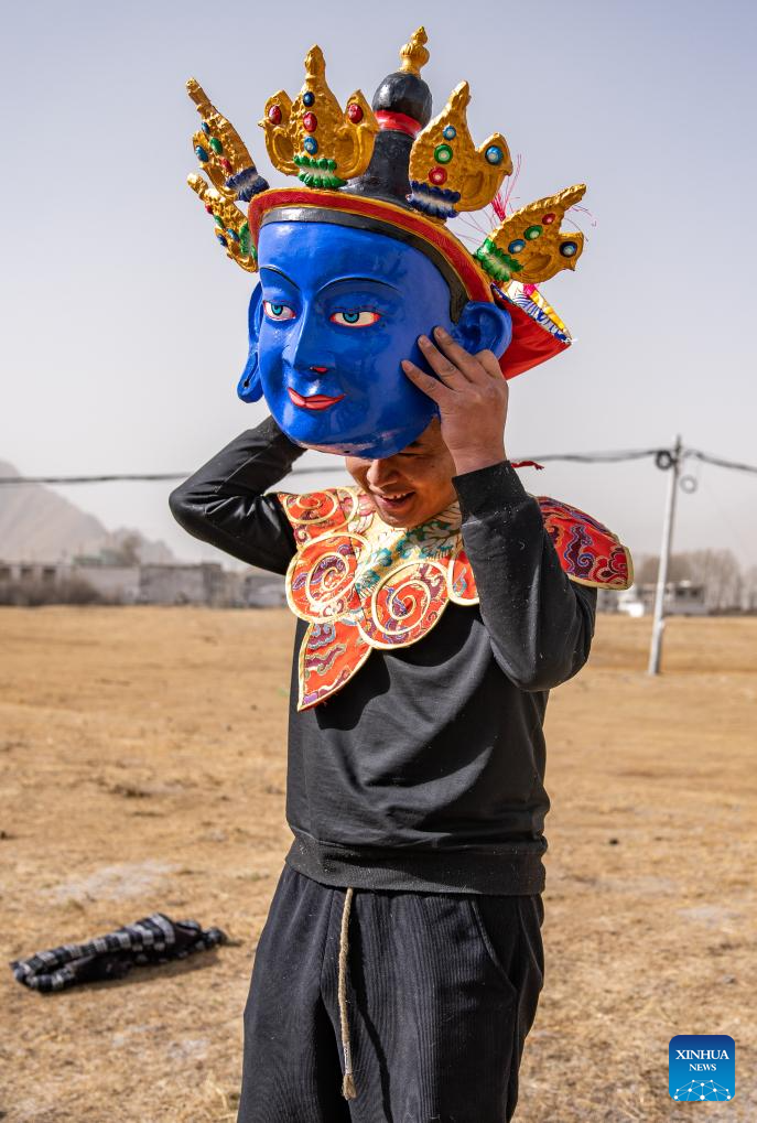 Pic story: inheritor of traditional Tibetan mask making technique in Xizang