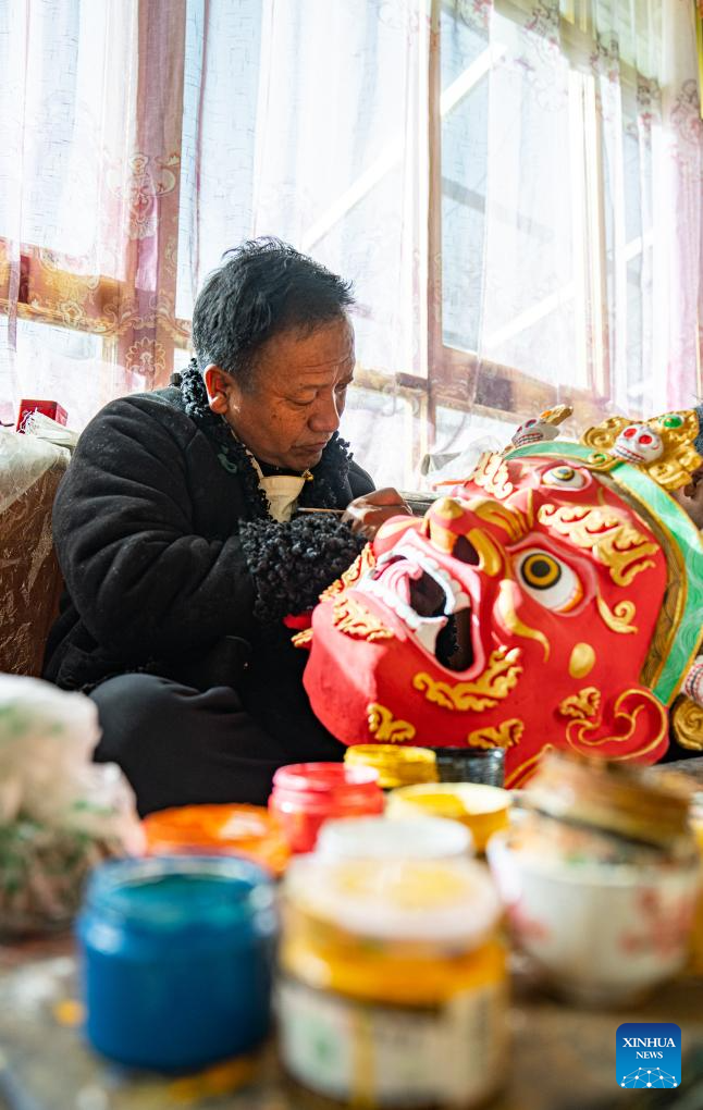 Pic story: inheritor of traditional Tibetan mask making technique in Xizang