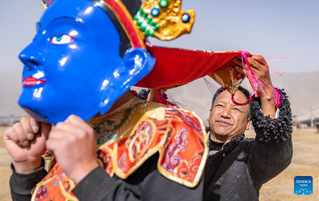 Pic story: inheritor of traditional Tibetan mask making technique in Xizang