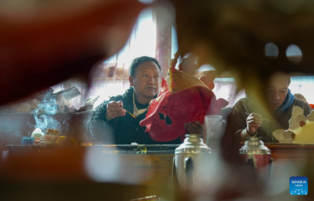 Pic story: inheritor of traditional Tibetan mask making technique in Xizang