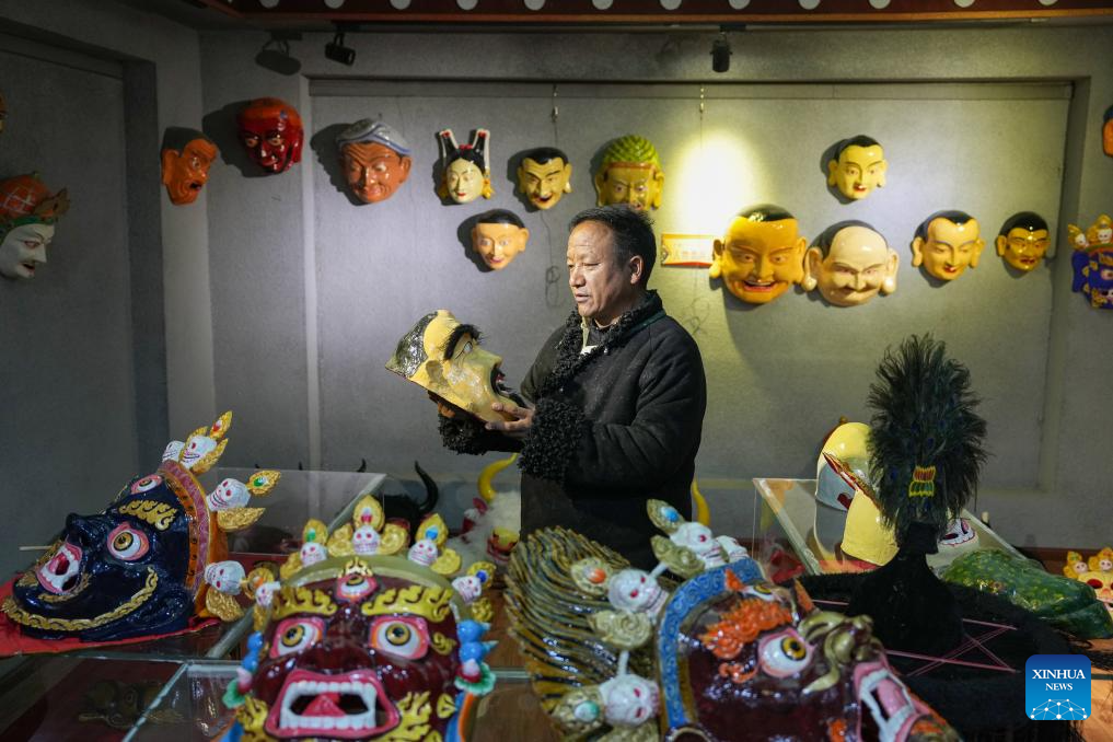 Pic story: inheritor of traditional Tibetan mask making technique in Xizang