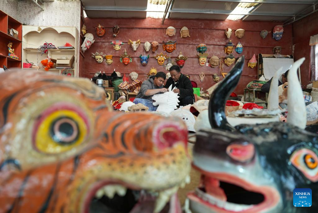 Pic story: inheritor of traditional Tibetan mask making technique in Xizang