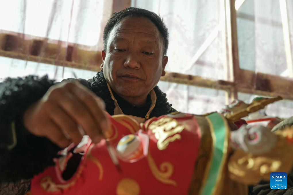 Pic story: inheritor of traditional Tibetan mask making technique in Xizang