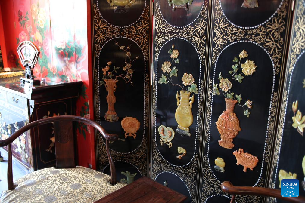 Pic story: inheritor of Gold Lacquer Inlay art