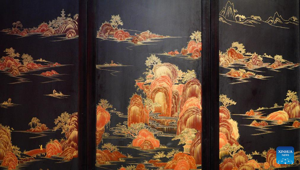 Pic story: inheritor of Gold Lacquer Inlay art