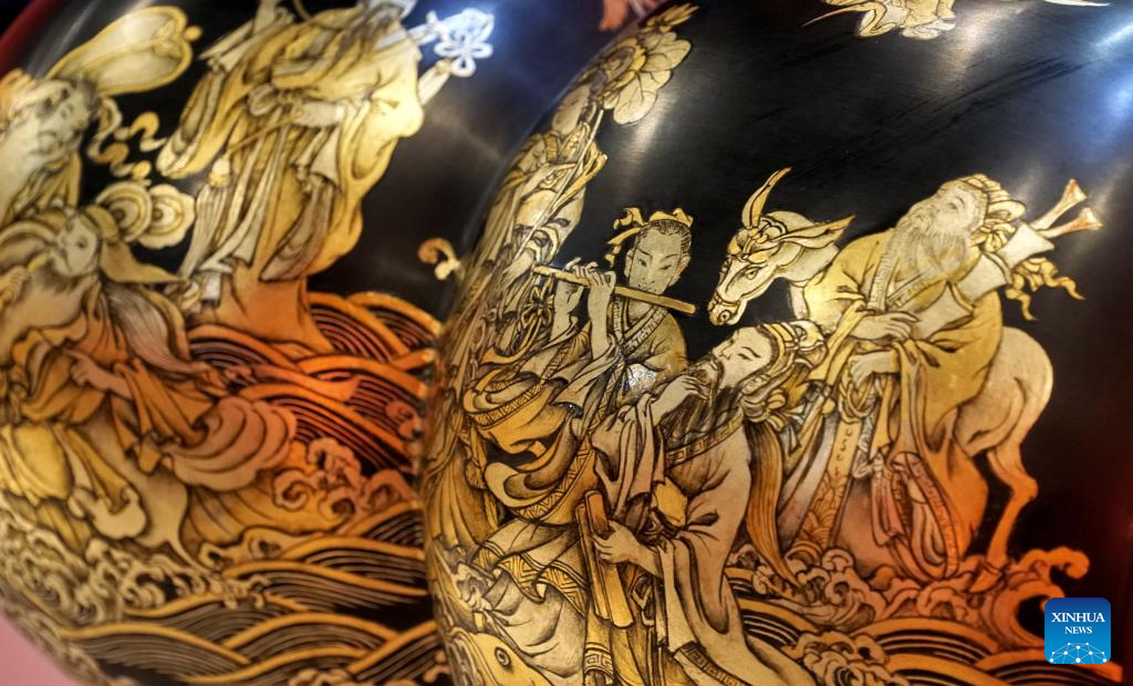 Pic story: inheritor of Gold Lacquer Inlay art