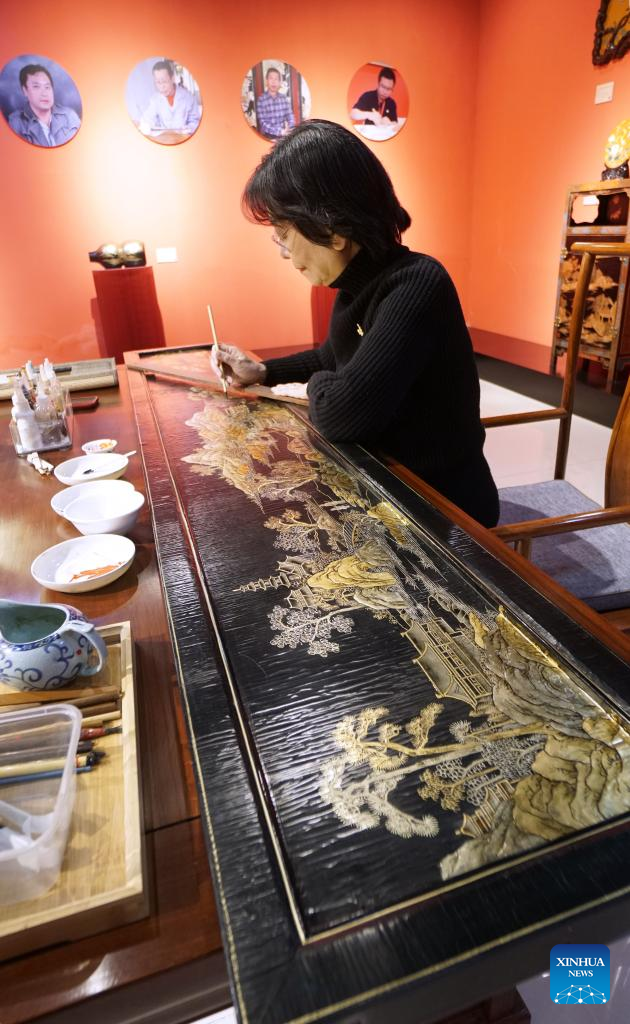 Pic story: inheritor of Gold Lacquer Inlay art