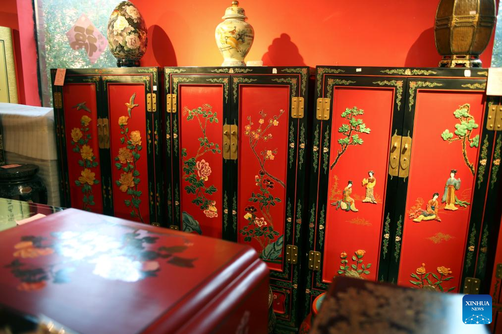 Pic story: inheritor of Gold Lacquer Inlay art