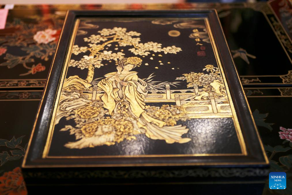 Pic story: inheritor of Gold Lacquer Inlay art