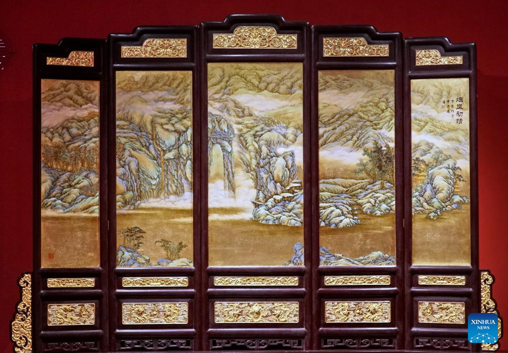 Pic story: inheritor of Gold Lacquer Inlay art