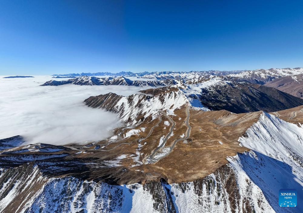 Scenery of cloud-shrouded Jiajin Mountain in Sichuan