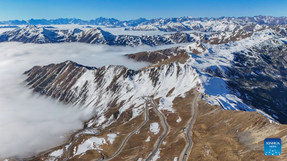 Scenery of cloud-shrouded Jiajin Mountain in Sichuan