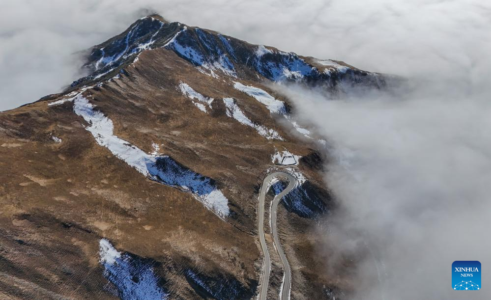 Scenery of cloud-shrouded Jiajin Mountain in Sichuan