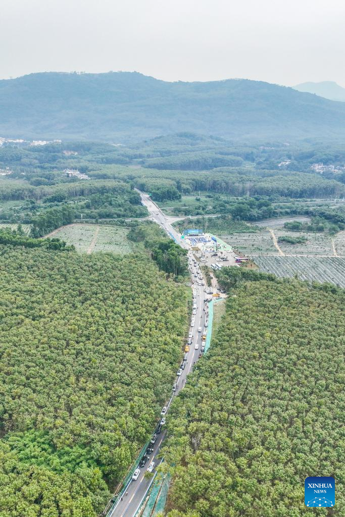 Ring road surrounding national tropical rain forest park in Hainan opens to public traffic