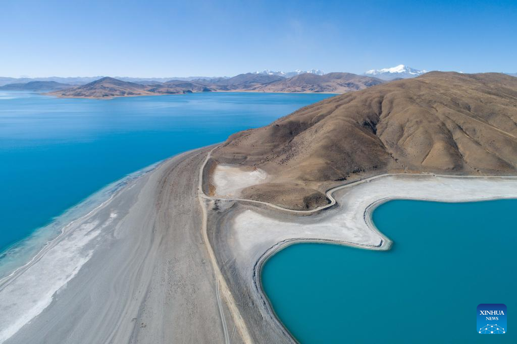 Scenery of Yamzbog Yumco Lake in Xizang