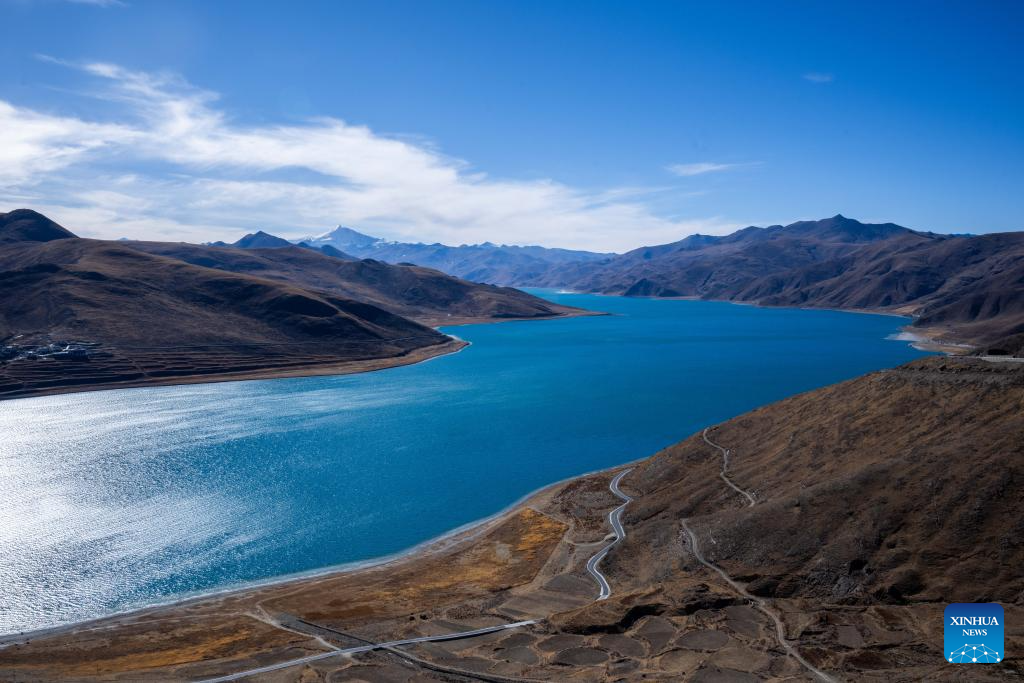 Scenery of Yamzbog Yumco Lake in Xizang