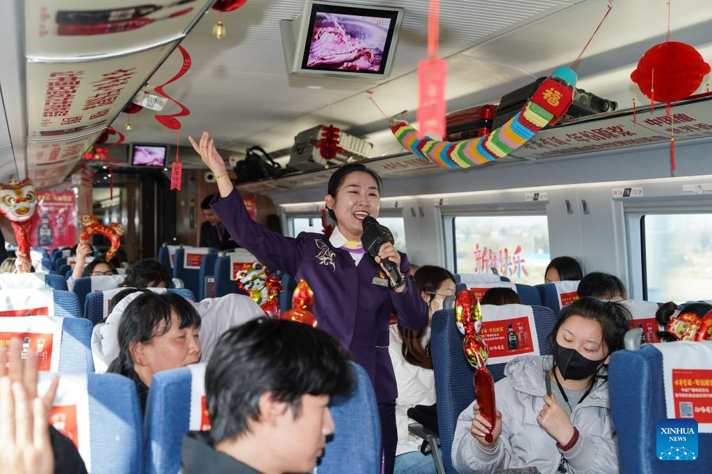 Railway staff showcase Anhui's intangible cultural heritages on train ahead of Spring Festival travel rush