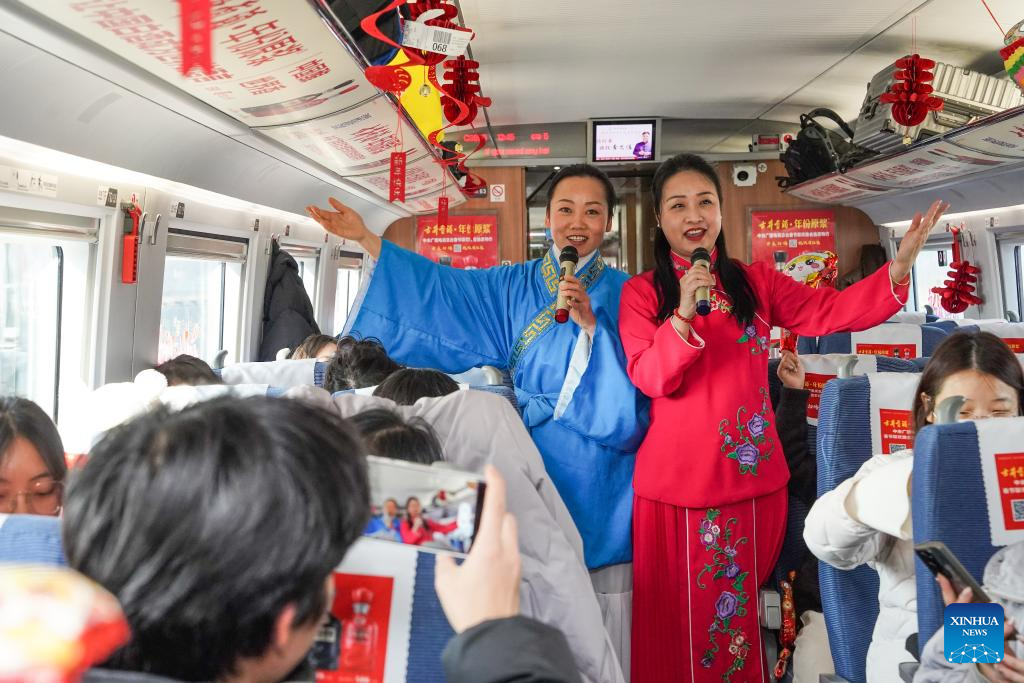 Railway staff showcase Anhui's intangible cultural heritages on train ahead of Spring Festival travel rush