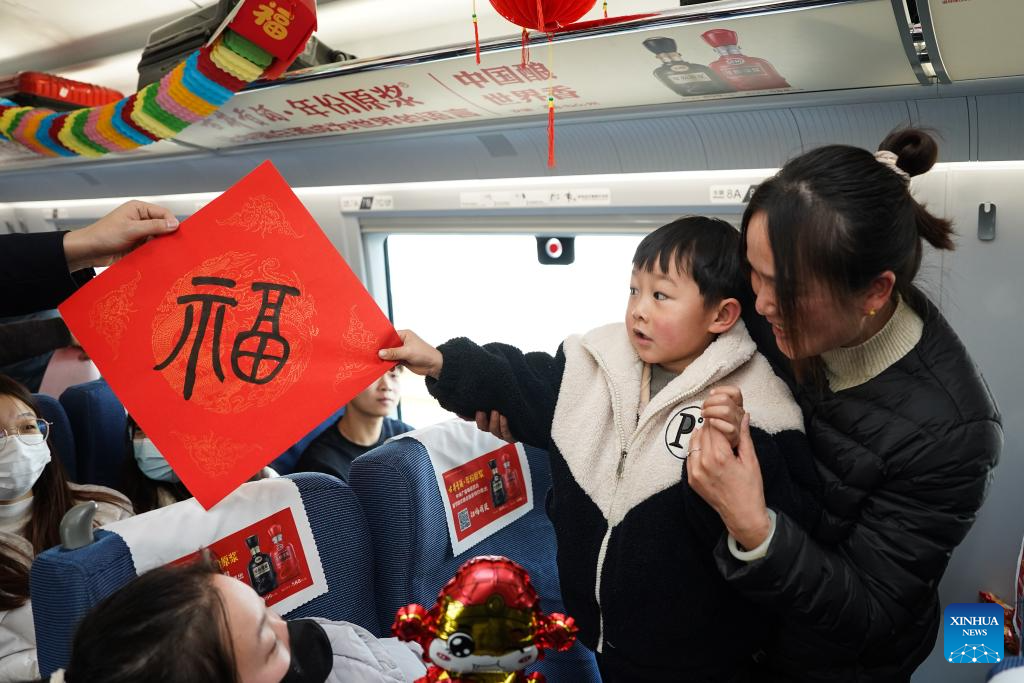 Railway staff showcase Anhui's intangible cultural heritages on train ahead of Spring Festival travel rush