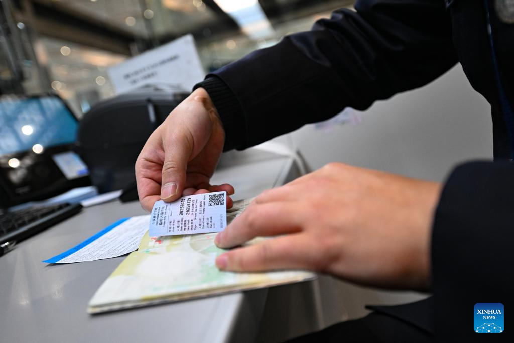 Airport in Beijing sees influx of inbound travelers on eve of Spring Festival