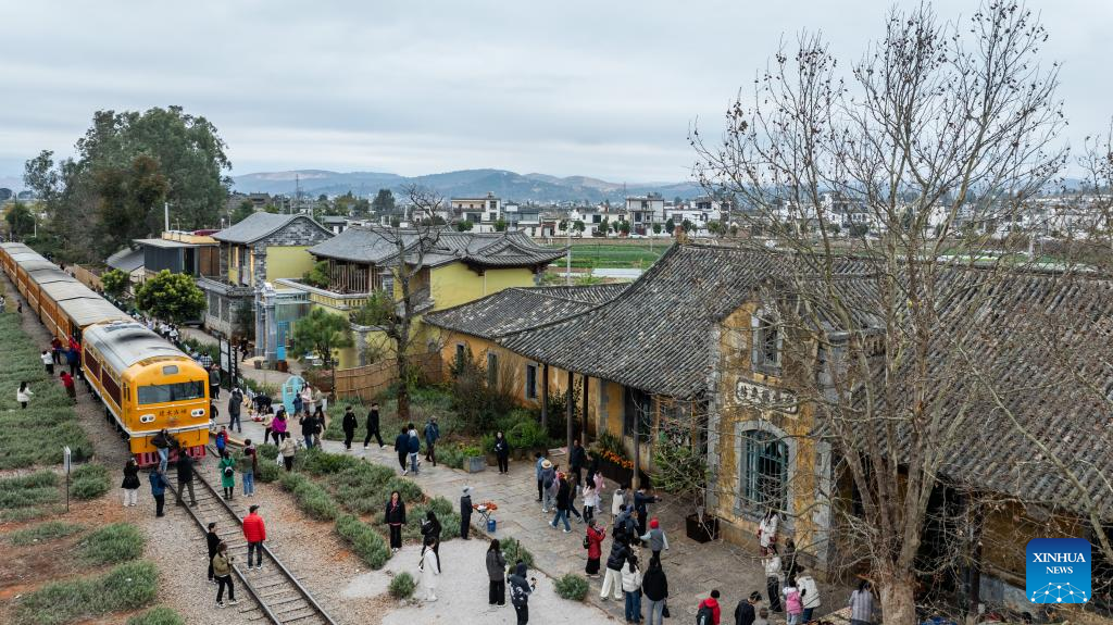 People enjoy Spring Festival holiday across China