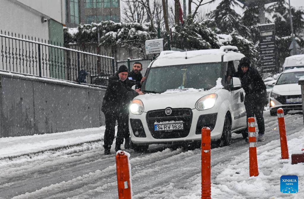 Istanbul undergoes heavy snowfall