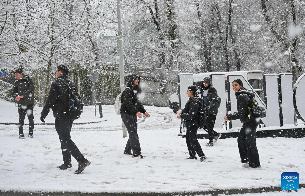 Istanbul undergoes heavy snowfall