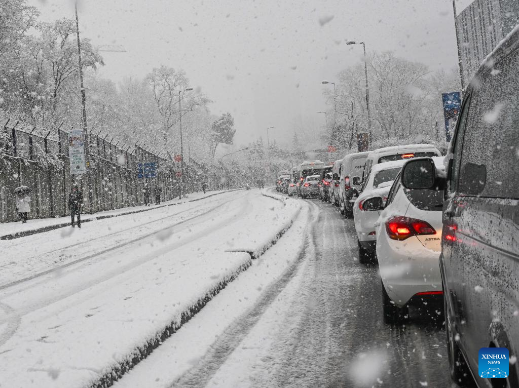 Istanbul undergoes heavy snowfall