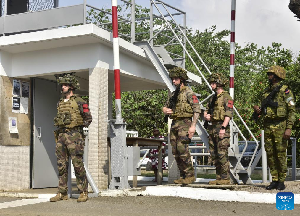 France hands over only military base to Cote d'Ivoire