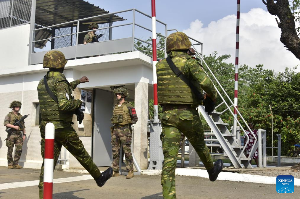 France hands over only military base to Cote d'Ivoire