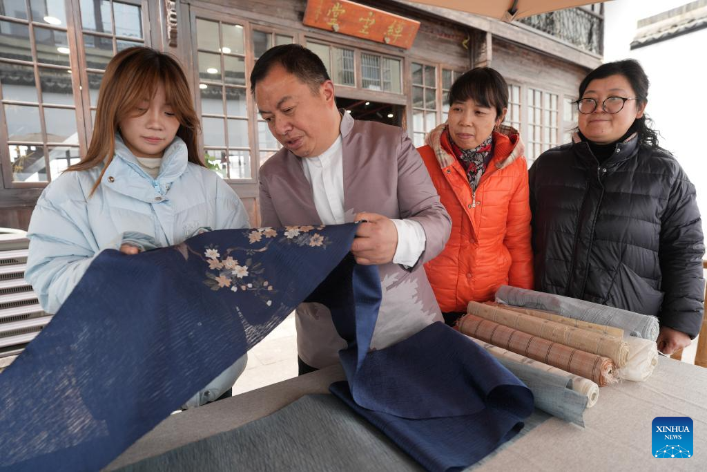 Pic story: inheritor of Kesi weaving technique in NW China