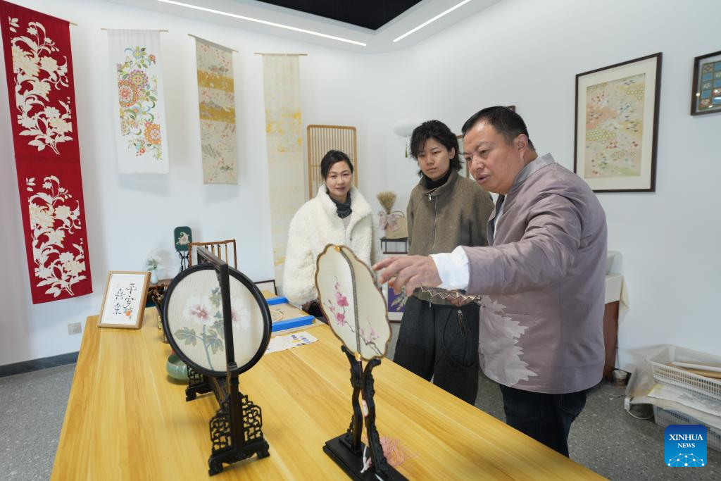 Pic story: inheritor of Kesi weaving technique in NW China