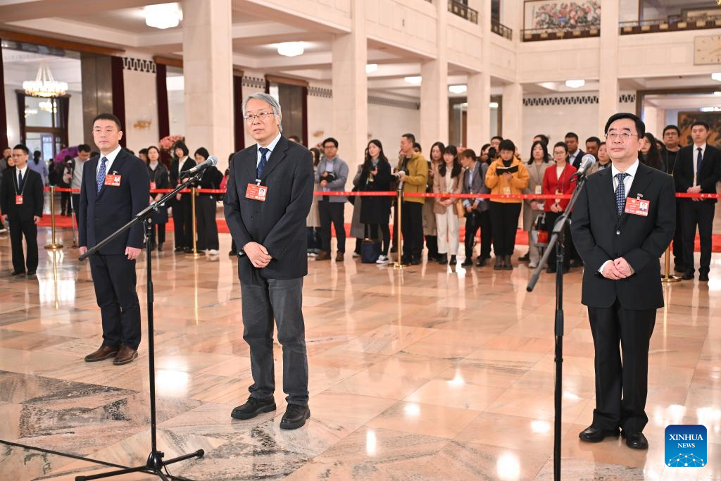 CPPCC members attend group interview ahead of closing meeting