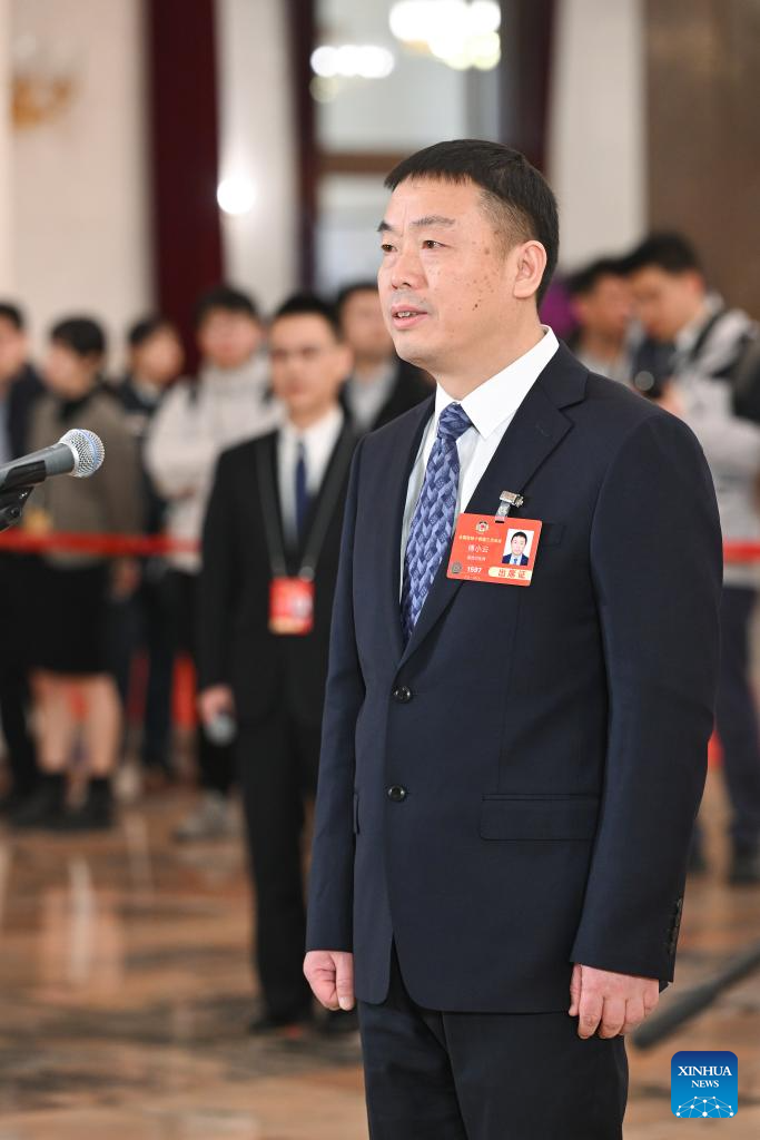 CPPCC members attend group interview ahead of closing meeting