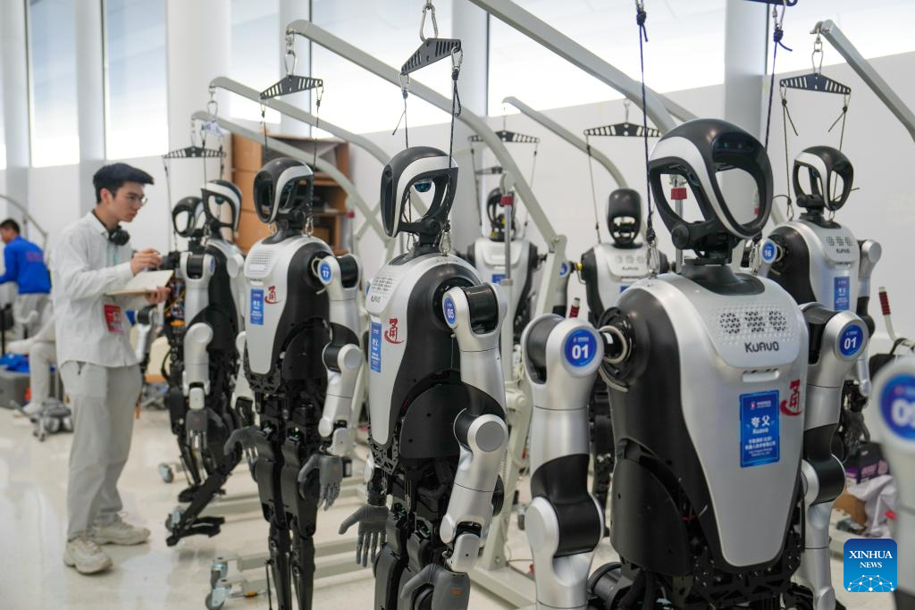 Humanoid robots shine at 2025 Zhongguancun Forum